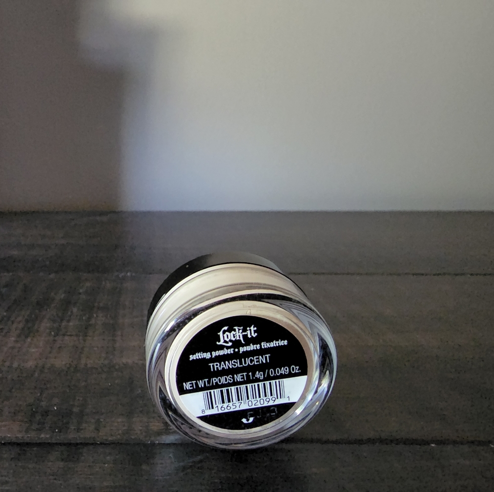 NWOT-Kat Von D Lock it setting powder in Translucent